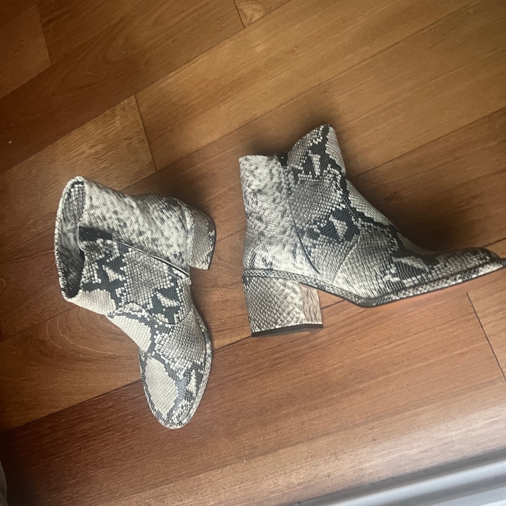 Robert Clergerie Snakeskin Textured boots